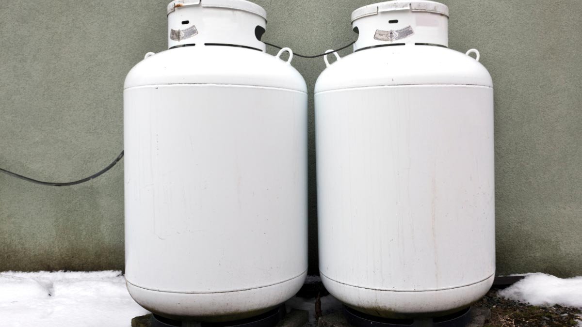 Read more about the article How to Connect Two 500 Serbatoi di propano da un gallone insieme?