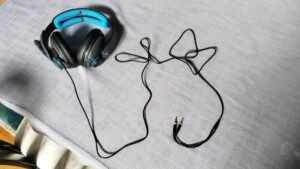 Read more about the article How to Straighten the Headphone Wires?